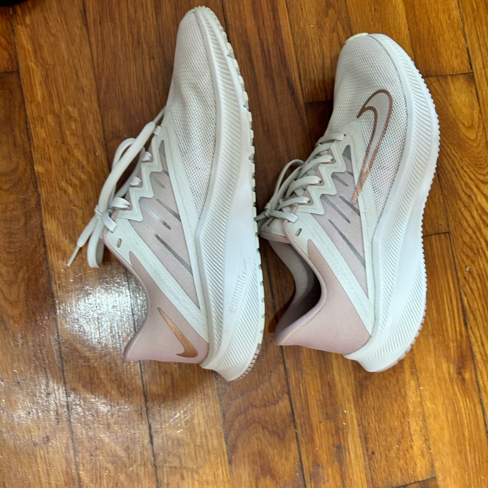 Women’s light pink Nike shoes size 7 - Picture 2 of 8